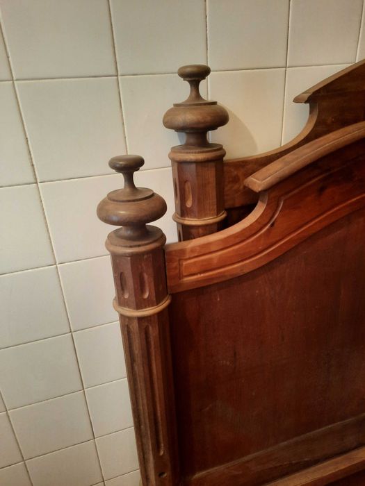 Cama de solteiro em madeira maciça