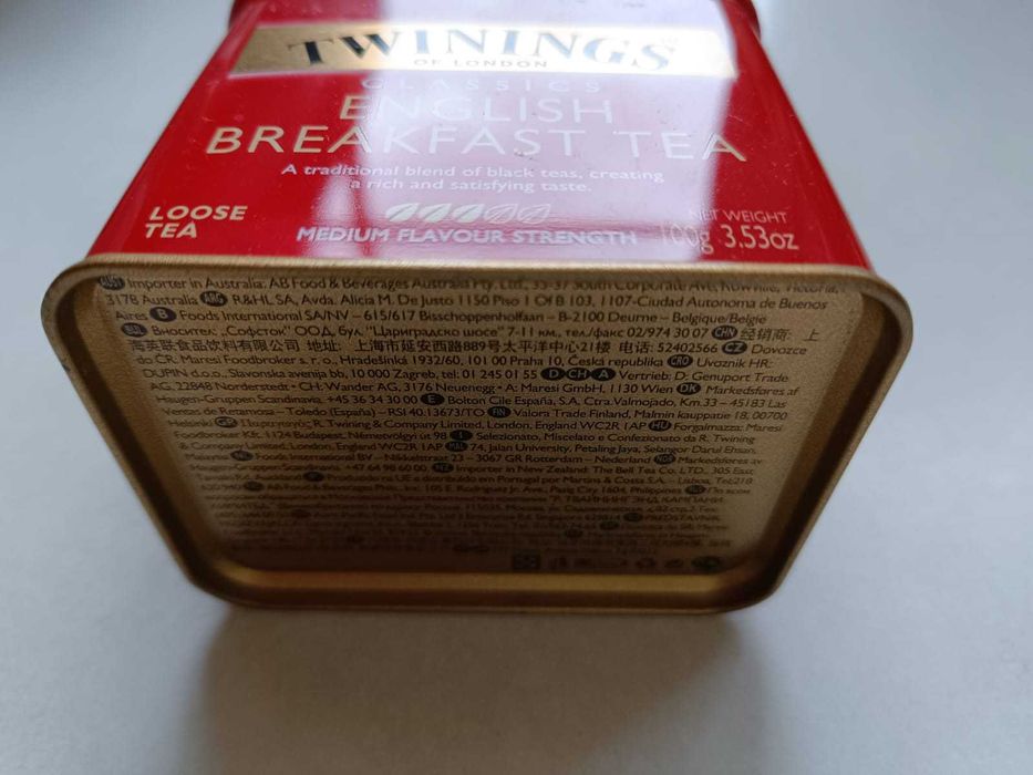 czerwona kolekcjonerska puszka po herbacie Twinings