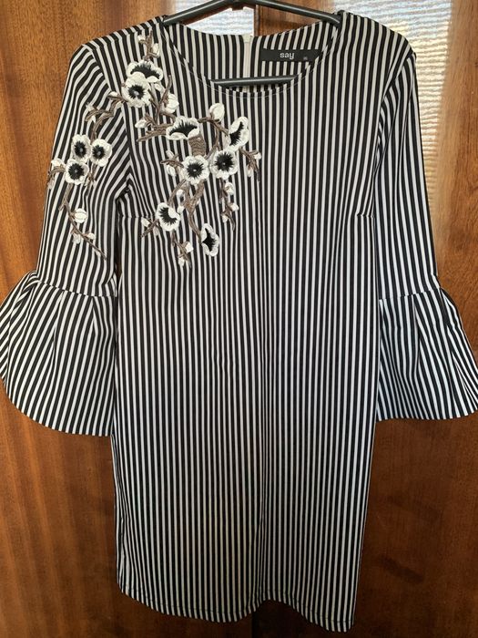 Молодіжна сучасна сукня в чорно-білу полоску