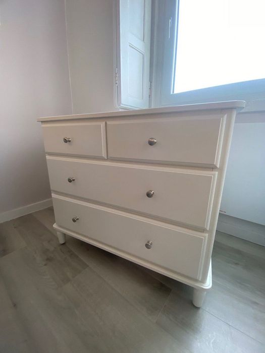 Comoda branca em exelente estado.