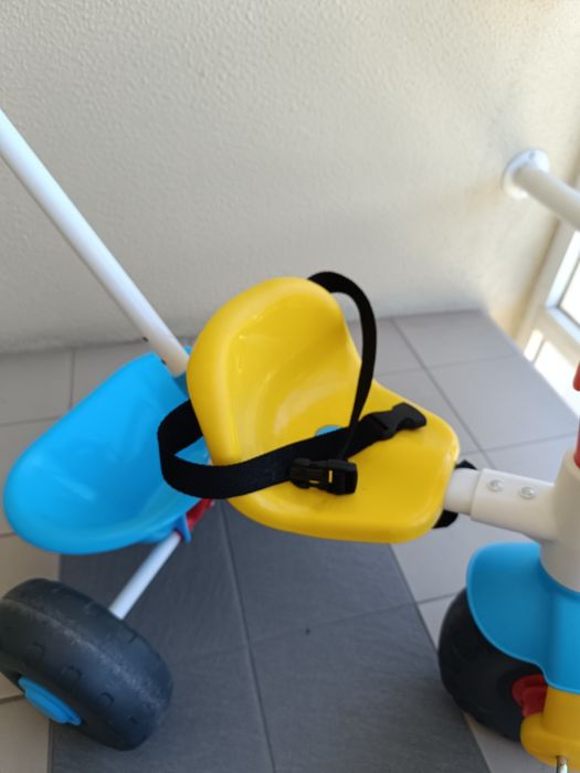 Triciclo Feber com cinto de segurança e puxador removível e ajustável