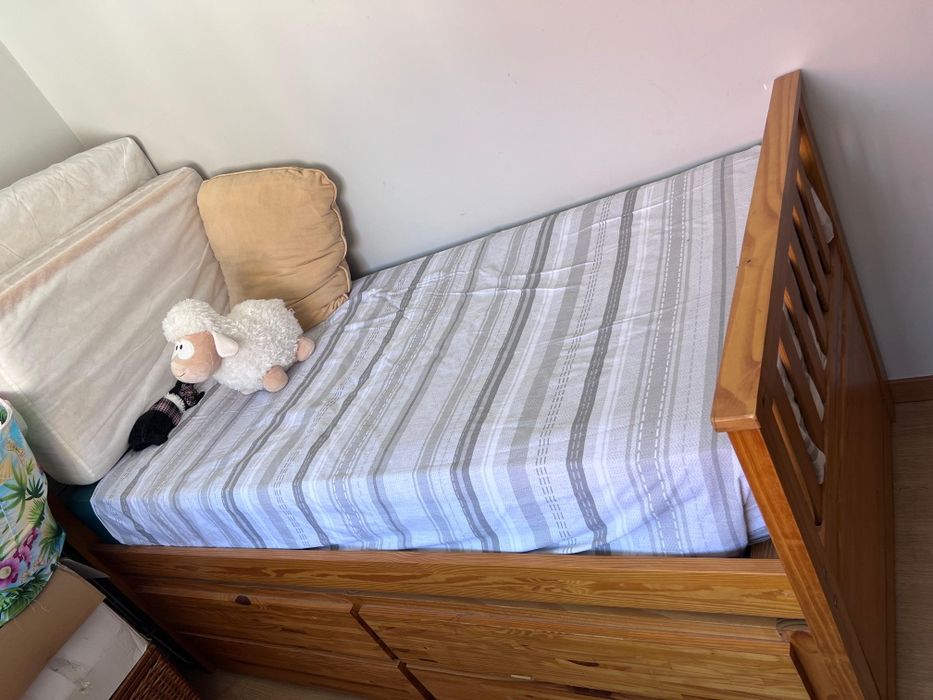 Cama dupla com gavetas de arrumos