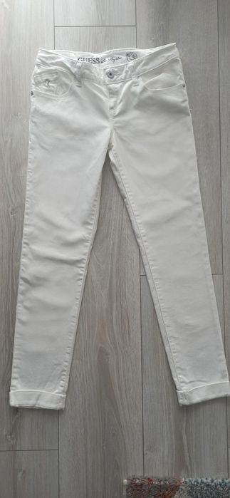 Białe z dżinsowego streczu rurki Guess. R 152 cm. Stan bardzo dobry.