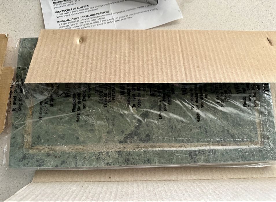 Conjunto pedra de grelhar com embalagens e instruções