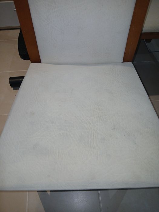 4 cadeiras  com  oferta das forras