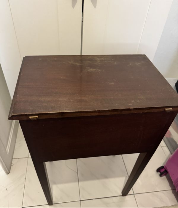 Mobílias Clássicas de Madeira (Cômoda e Mesa de Apoio) - Vendo Juntas ou Separadas
