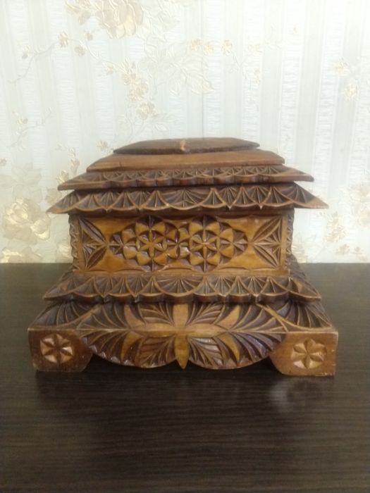 Шкатулка резная деревянная