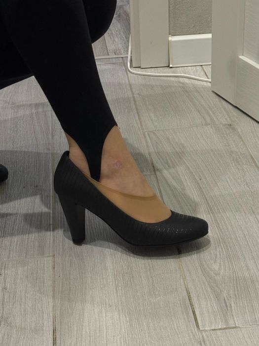 Нові туфлі з натуральної шкіри. 38р. Чорного кольору. Італія.