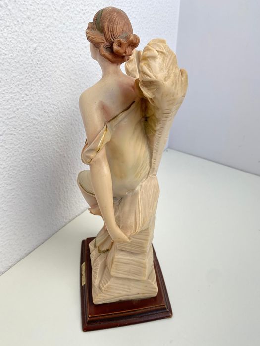 Estatueta muito antiga em marfinite