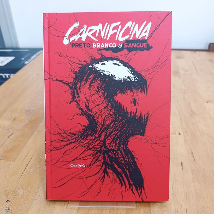 Carnificina Preto Branco e Sangue