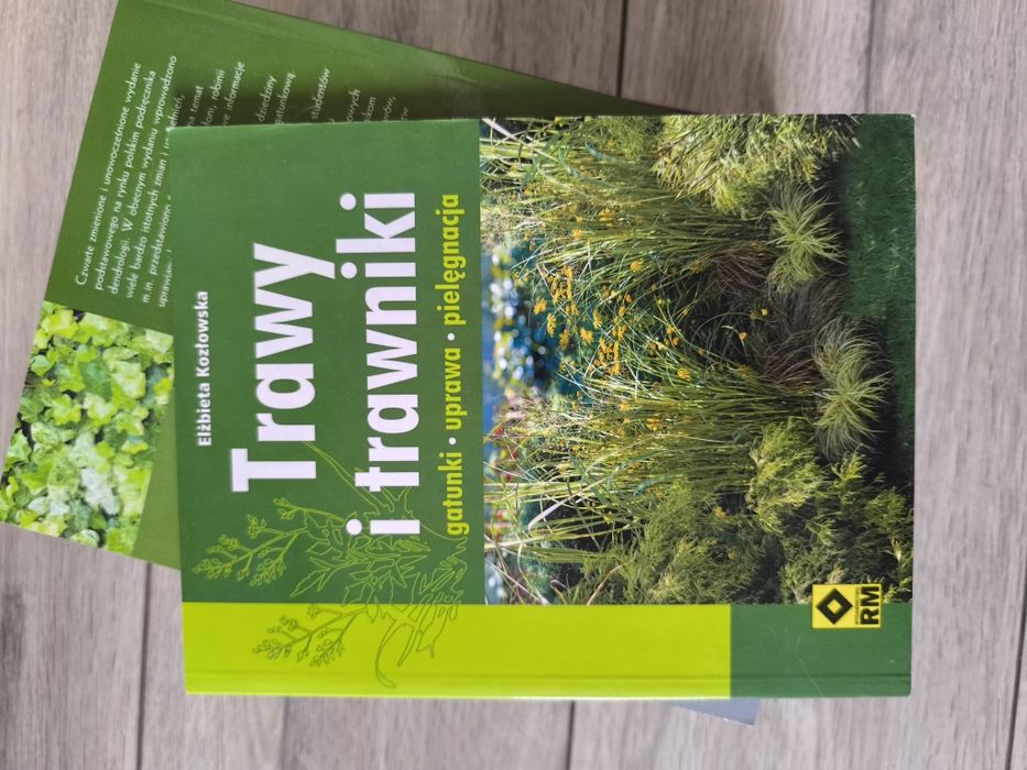 Książka 'Trawy i trawniki' Elżbieta Kozłowska