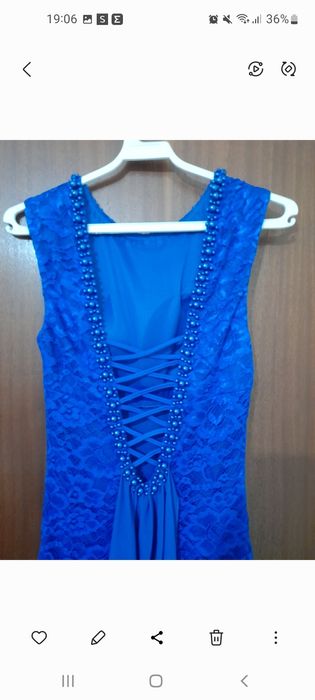 Vestido azul justo com cauda