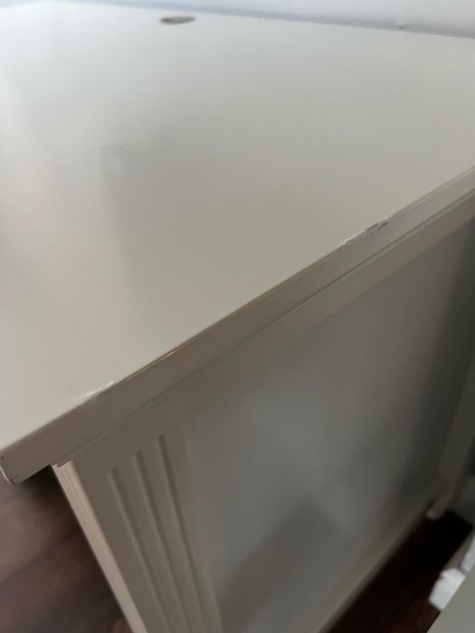 Biurko białe z trzema szufladami i półką na klawiaturę