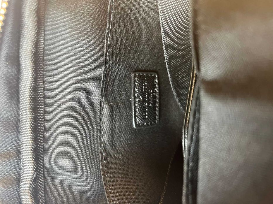 Bolsa Tiracolo Preta com alguns detalhes
