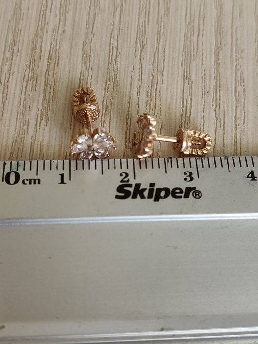 Золоті сережки пусети з камінням Swarovski, гвозді 585 проба.