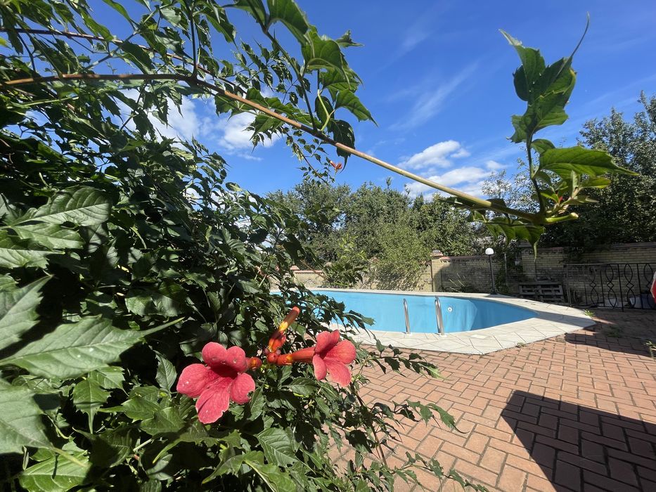 Продам будинок з басейном і підвалом на березі річки