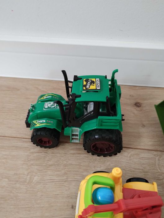 Pojazdy zabawki, traktor, dźwig.