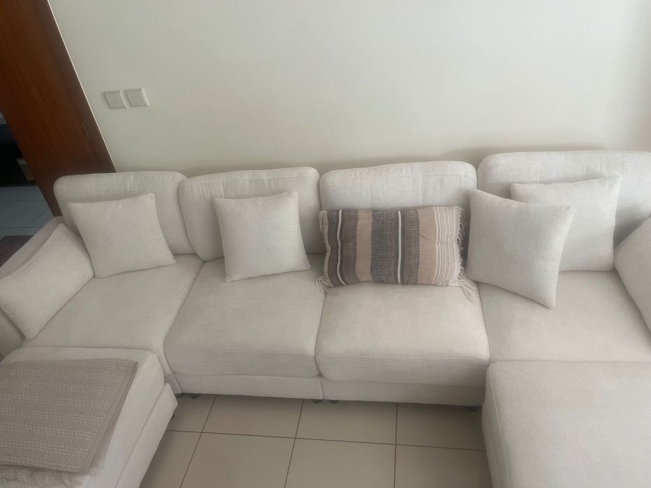 Sofá de canto em U/L - 2 pés de descanso móveis - com iluminação LED - mesa de apoio dobrável - com 6 almofadas - tecido chenille - bege
