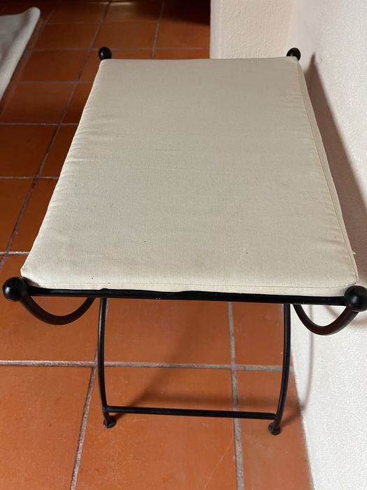 Banco em ferro com almofada