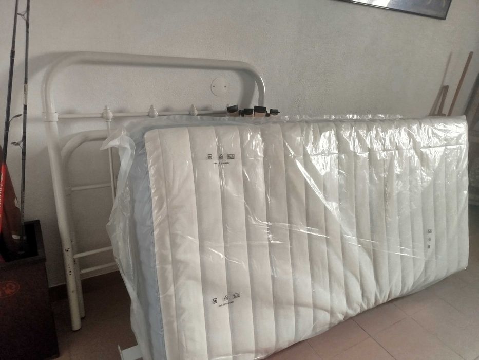 Cama individual e colchão
