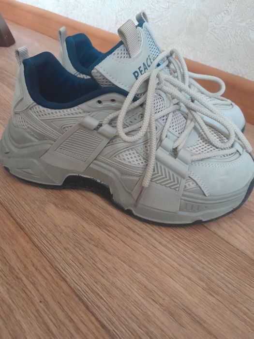 Продам кросівки жіночі