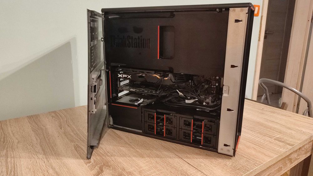 Lenovo ThinkStation P700 - 2 x Xeon / 32GB ECC Ram / Radeon R580