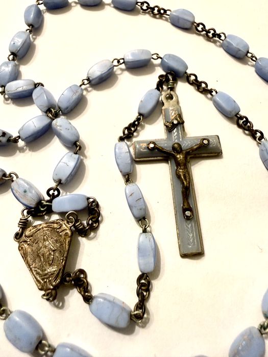 Stary różaniec w niebieskim kolorze
