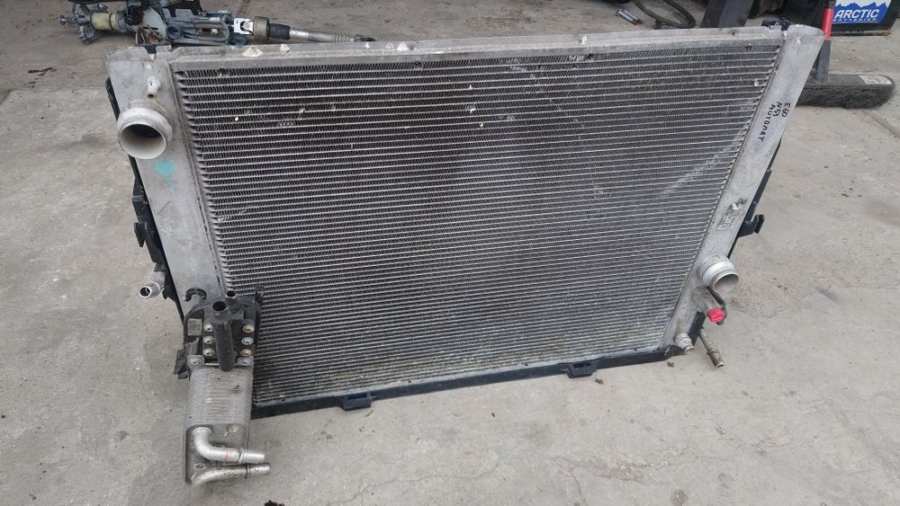 BMW E60/61 m54 n53 n54 n52 chłodnica wody automat z obudową