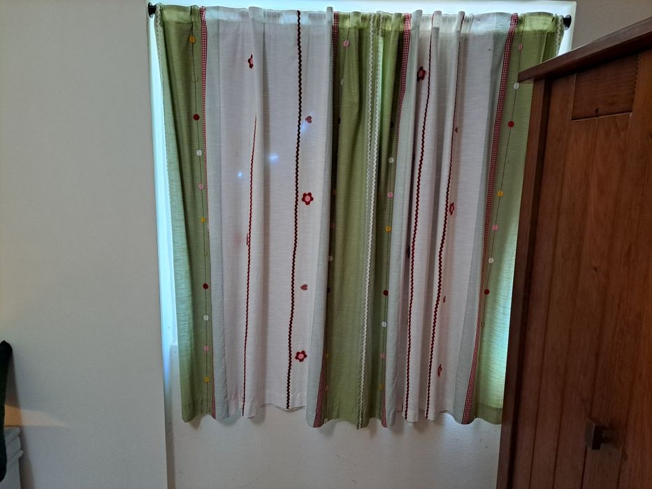Cortinado, edredon almofadas e candeeiro para quarto
