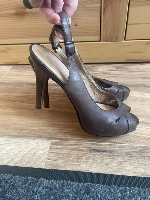 Sandałki skórzane na obcasie 38 5th Avenue brązowe peep toe