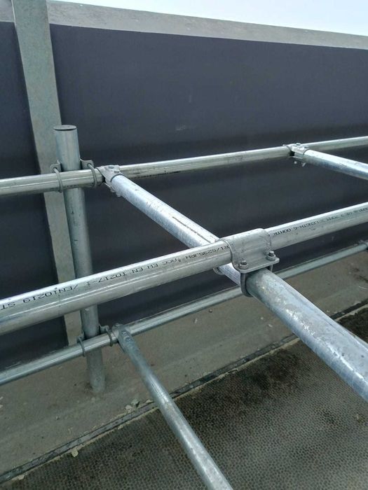 Bramy przepędowe, drabiny paszowe, agrafki, obejmy, wyposażenie obory