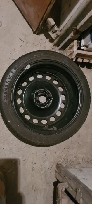 Stalowa felga samochodowa z oponą