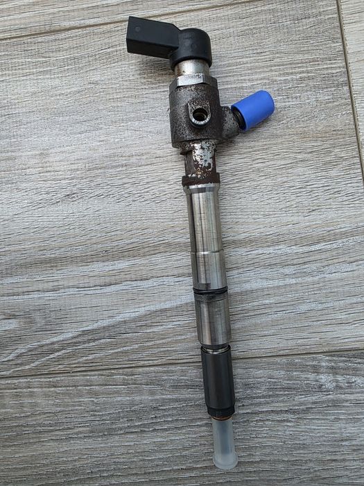 Wtryskiwacz 03l130 277b  VW Passat B7 1.6 tdi