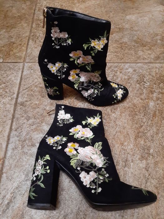 Buty w kwiaty wyszywane