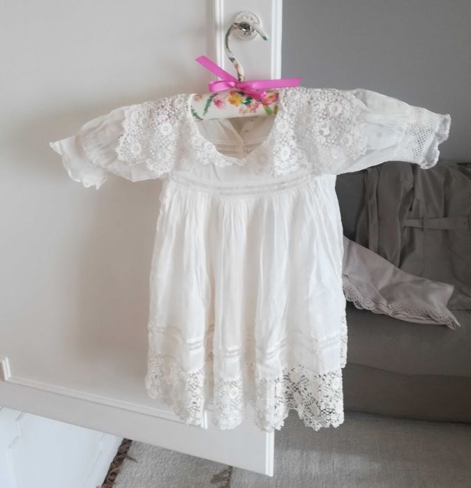 Vestidos de criança e babete muito antigos