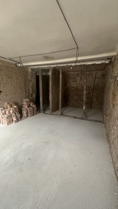 Продаж; Чернівці; приміщення; під ремонт; поряд з центром;