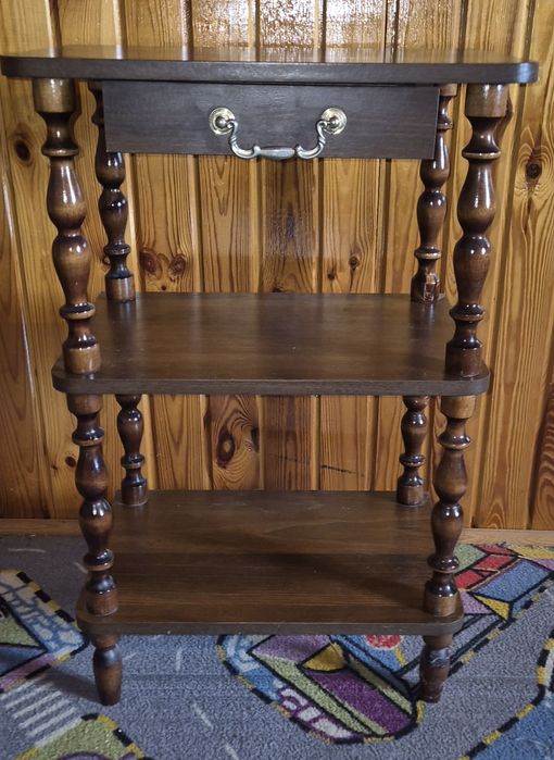 Szafka przyłóżkowa z szufladą.