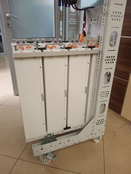 Стійка для акумуляторів та інвертора Deye на колесах