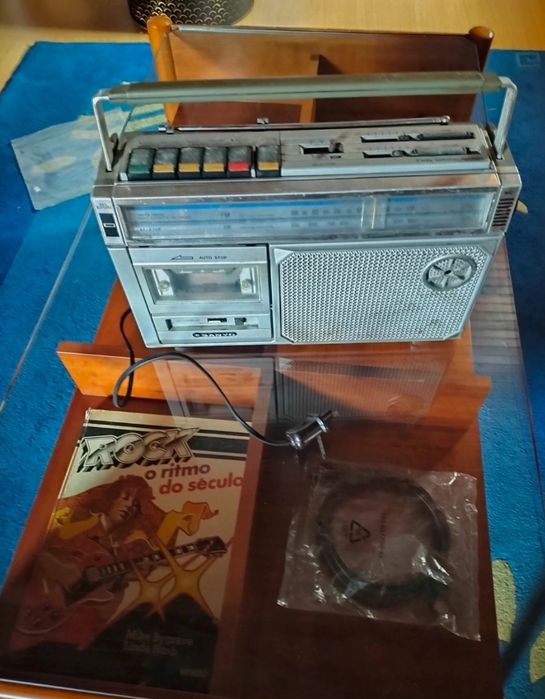 Rádio Sanyo vintage com cassetes