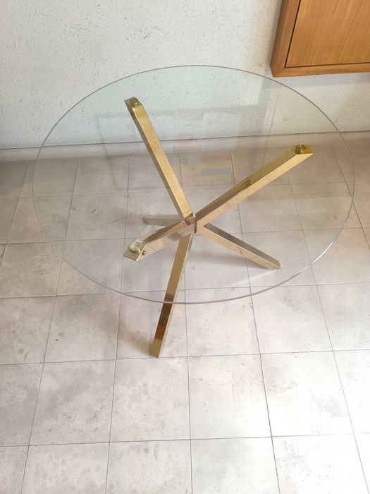 Mesa redonda com tampo em vidro