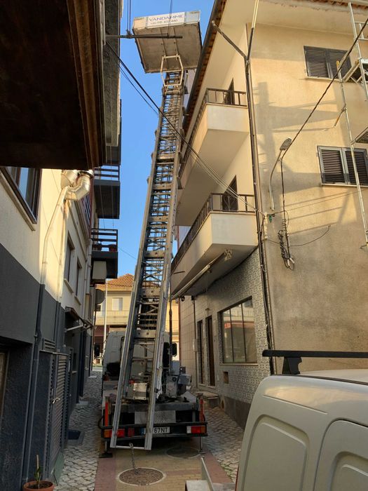 Elevador exterior (grua)plataforma. liftservice . Mudanças, obras,.