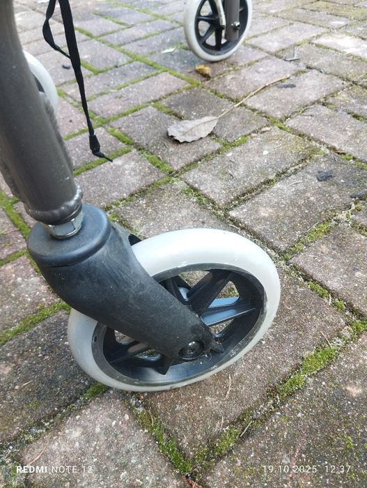 Nowy balkonik chodak składany z siedziskiem i koszem ma zakupy