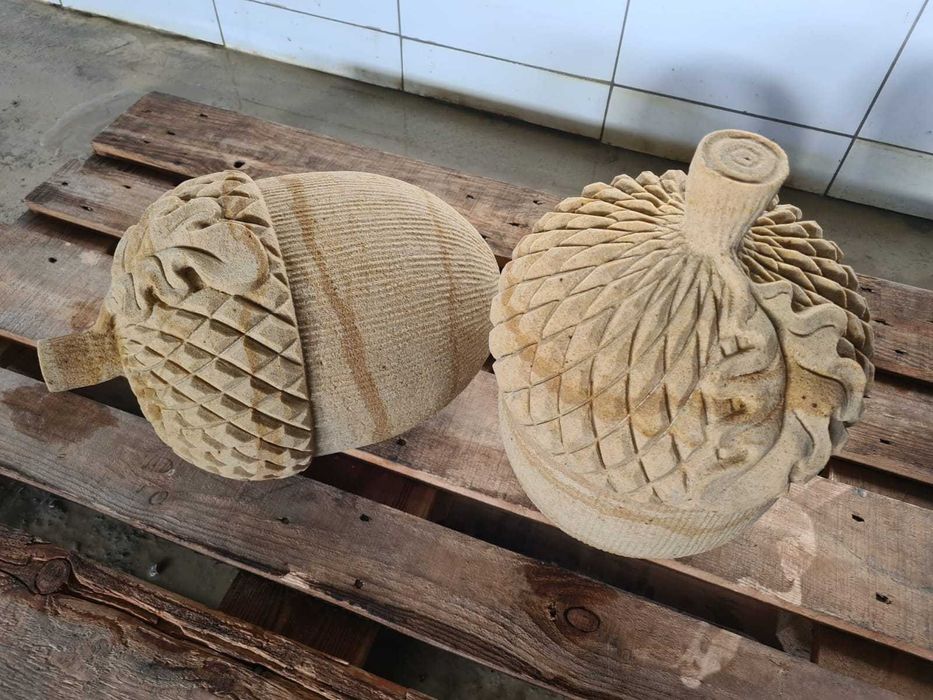 ~16~ Dekoracja ogrodowa, rzeźba z piaskowca, owoce dębu, żołędzie