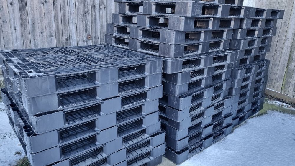 Palety plastikowe 110x110 cm