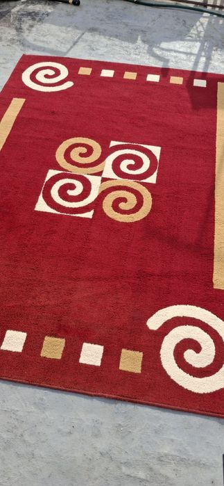 Tapete Moderno Vermelho e Dourado (1.60m x 2.20m) – Excelente Estado
