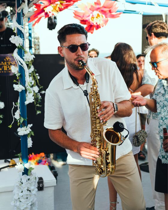 Saxofonista de casamentos eventos e festas