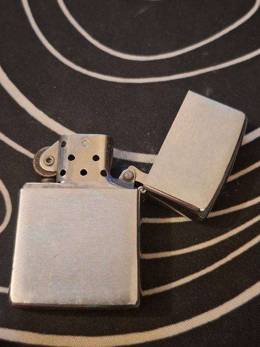 Isqueiro mecânico recarregável à prova de vento, marca mais icónica, a Zippo.