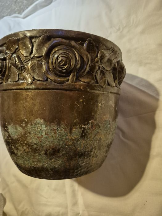 Antyczna mosiężna osłonka na donice