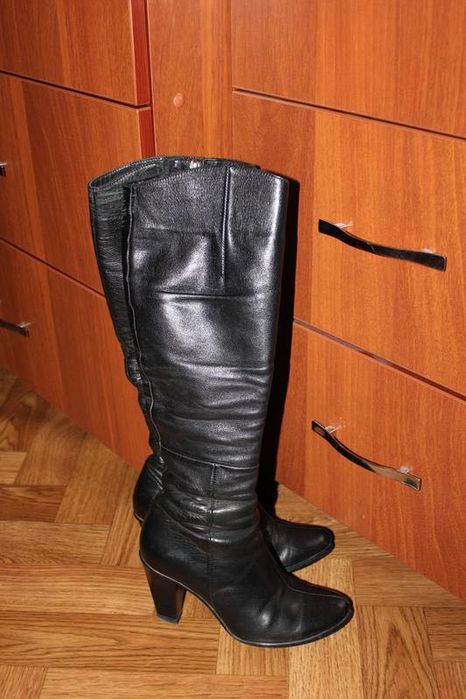 Високі чобітки на каблуку