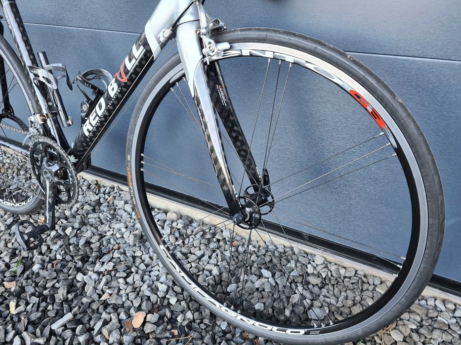 Rower szosowy. Red Bull. Full carbon. Campagnolo . rozm. 58 cm. 8,5 kg ...